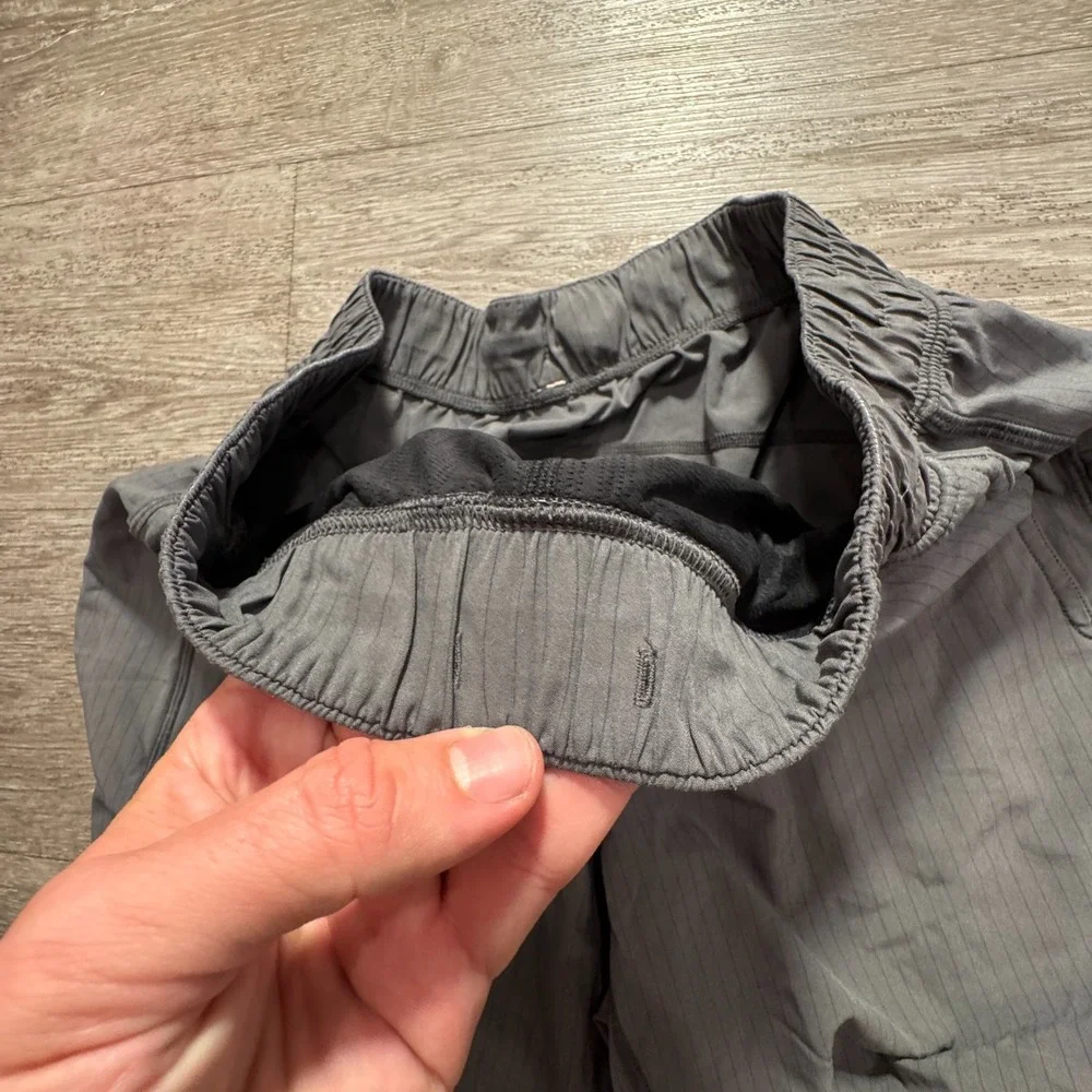 Lululemon Shorts Mens Large Gray Striped Pace Breaker 11 Performance Stretch Gym